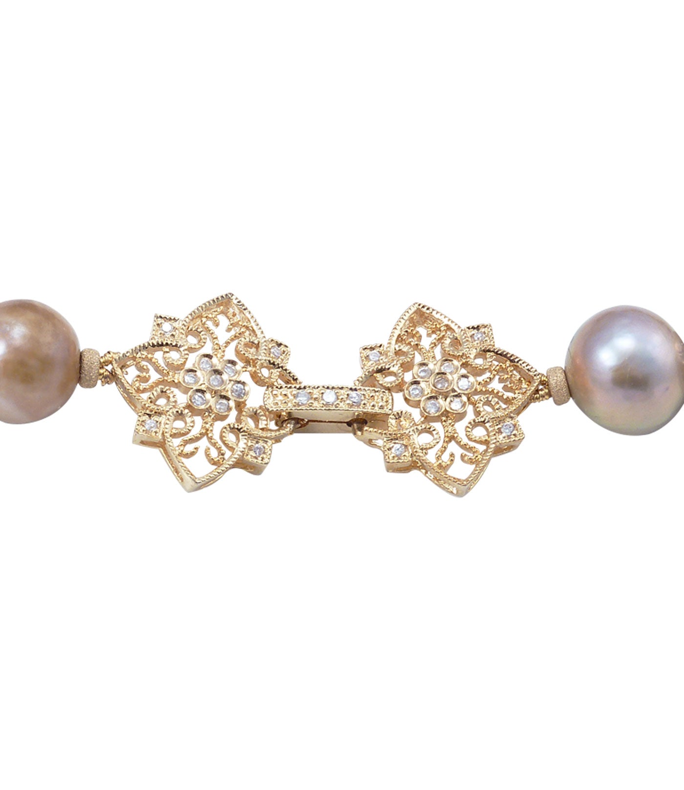 We finish elegant pearl necklace with a fancy Vermeil.  It give the final touch to this contemporary pearl jewelry