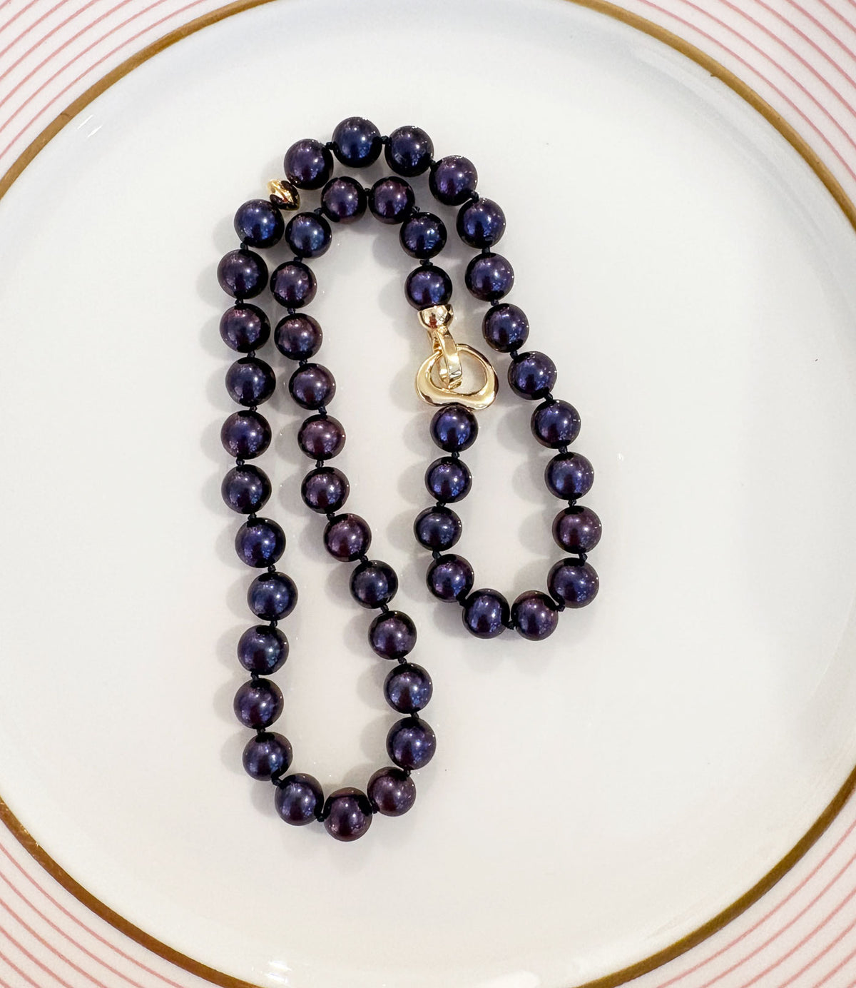 Fancy golden clasp finishes this contemporary pearl necklace.  Modern pearl jewelry for any occasion.   As well, this black pearl necklace is a perfect gift for her.