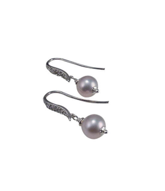 Contemporary pearl jewelry featuring luminous freshwater pearls.  