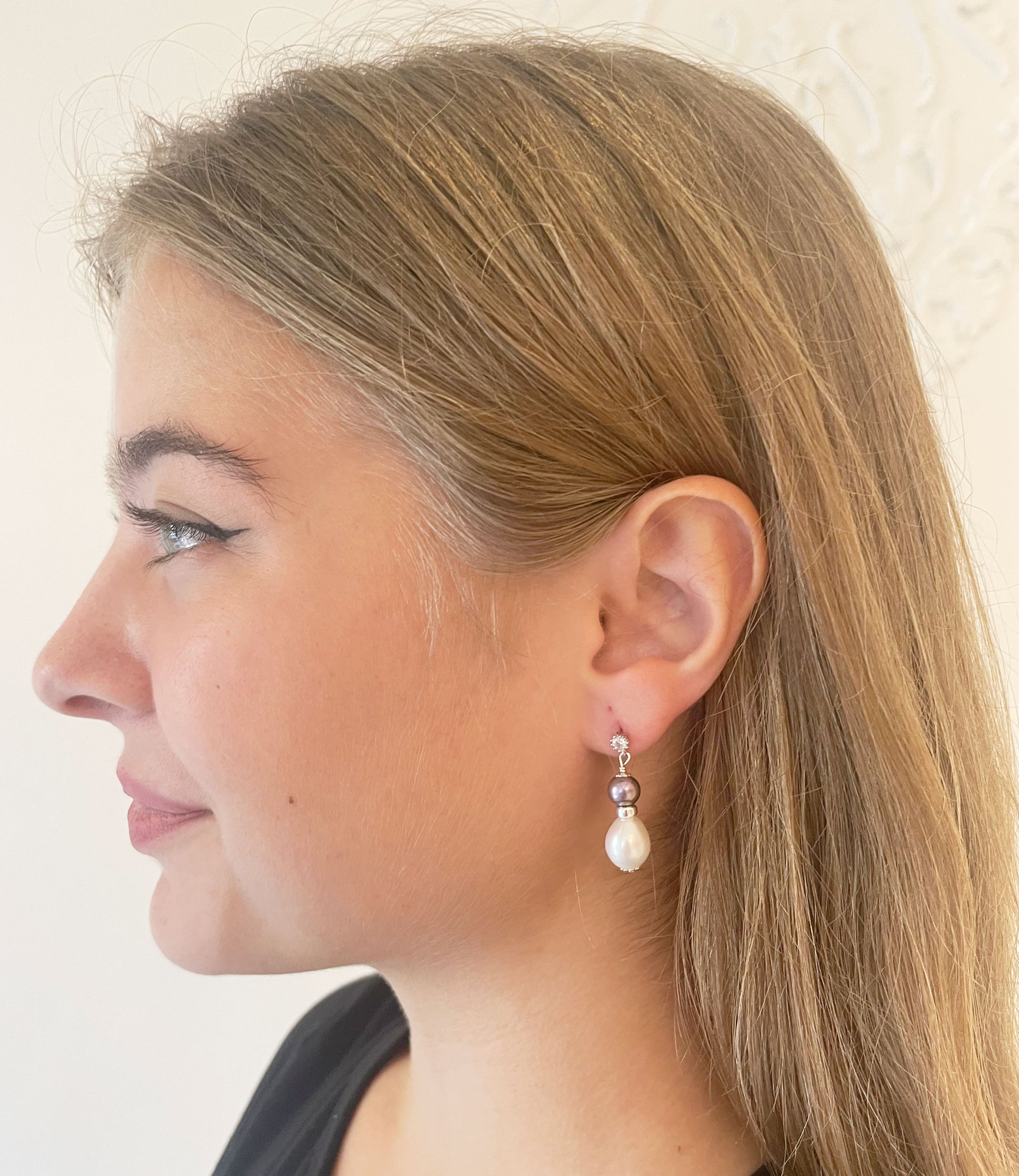 Dangling white and black pearl earrings for stylish, fashion-forward women