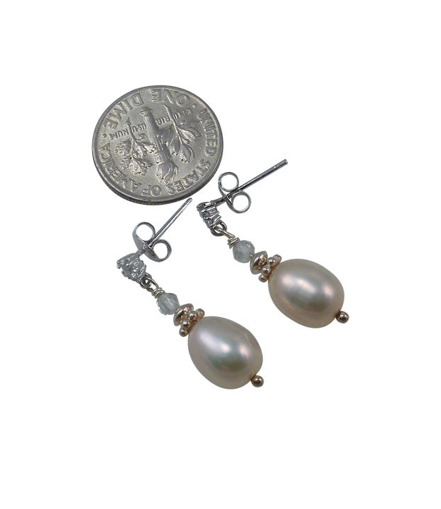 Delicate dangling pearl earrings is a great fashion accessory.  Modern pearl jewelry for fashion-forward women
