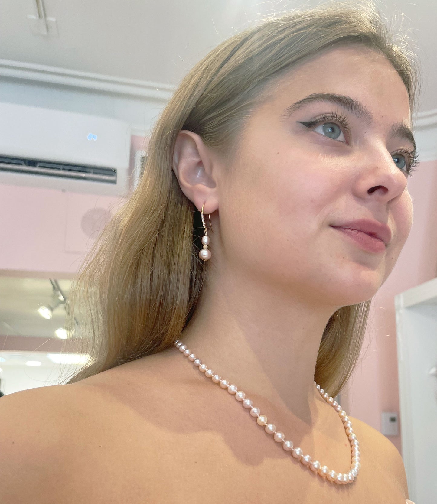 Delicate pink pearl necklace will finish your look 