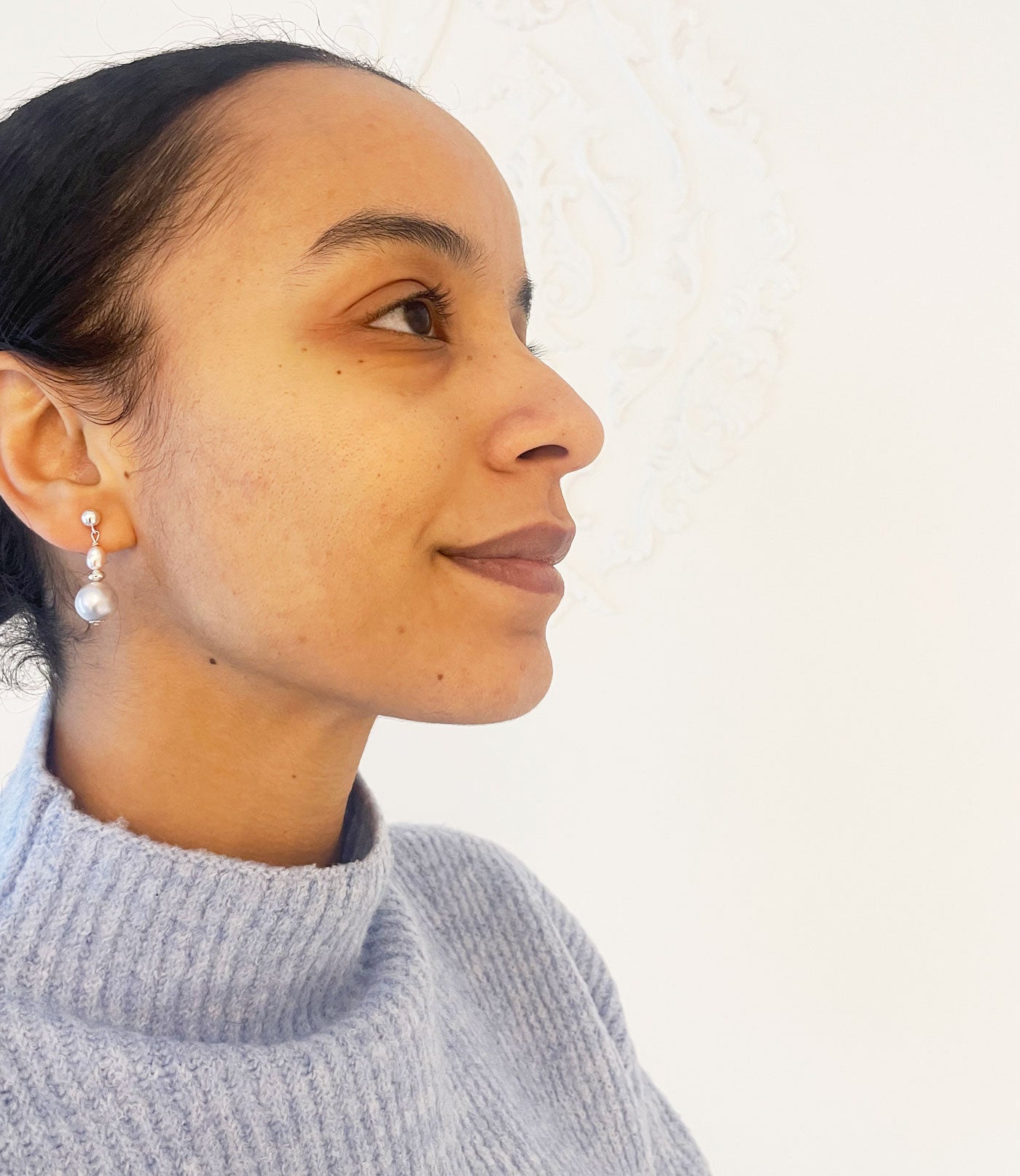 Elegant grey and pink pearl earrings will finish your look