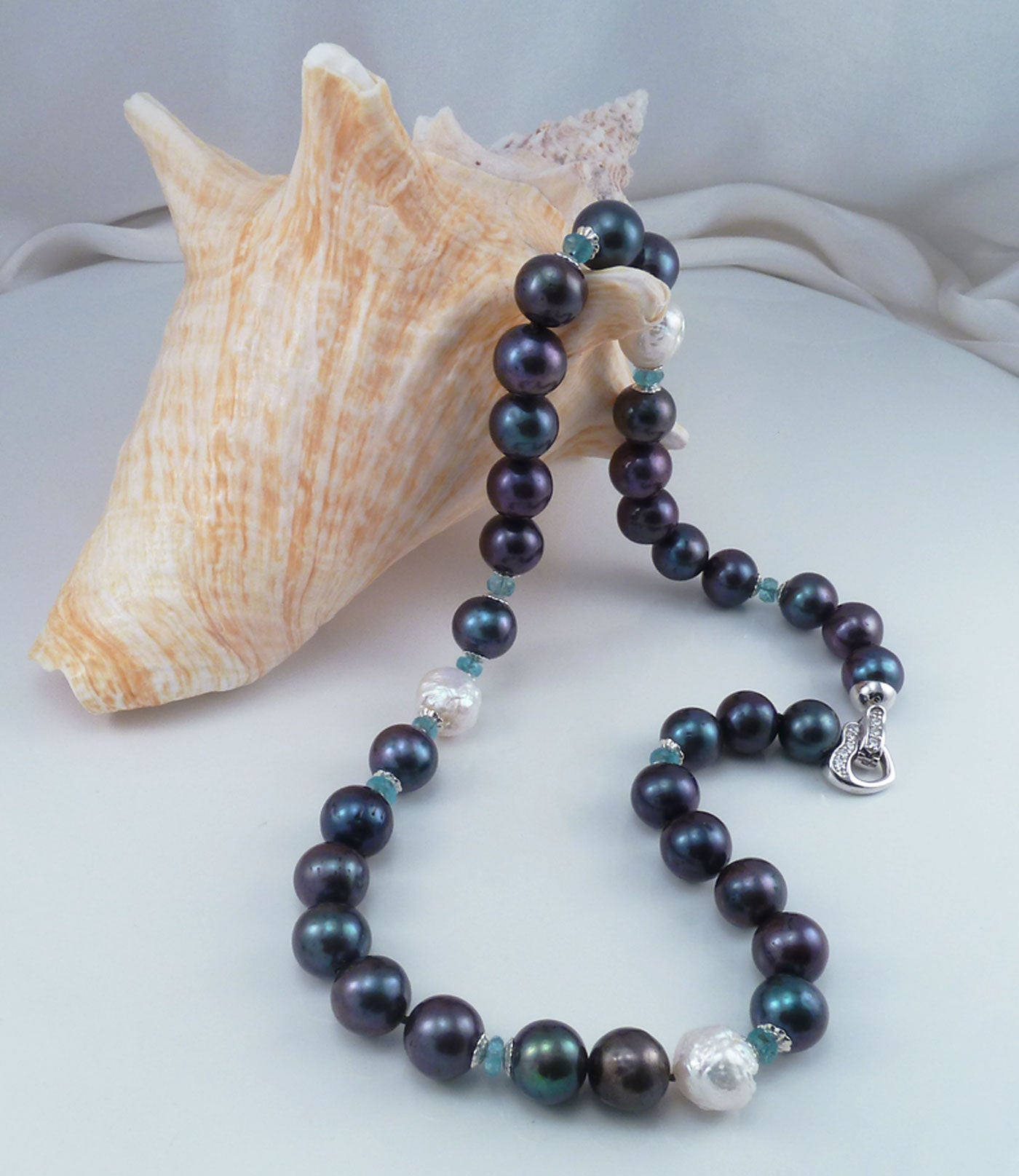 Stunning black pearl necklace with apatite and Chinese Kasumi pearls