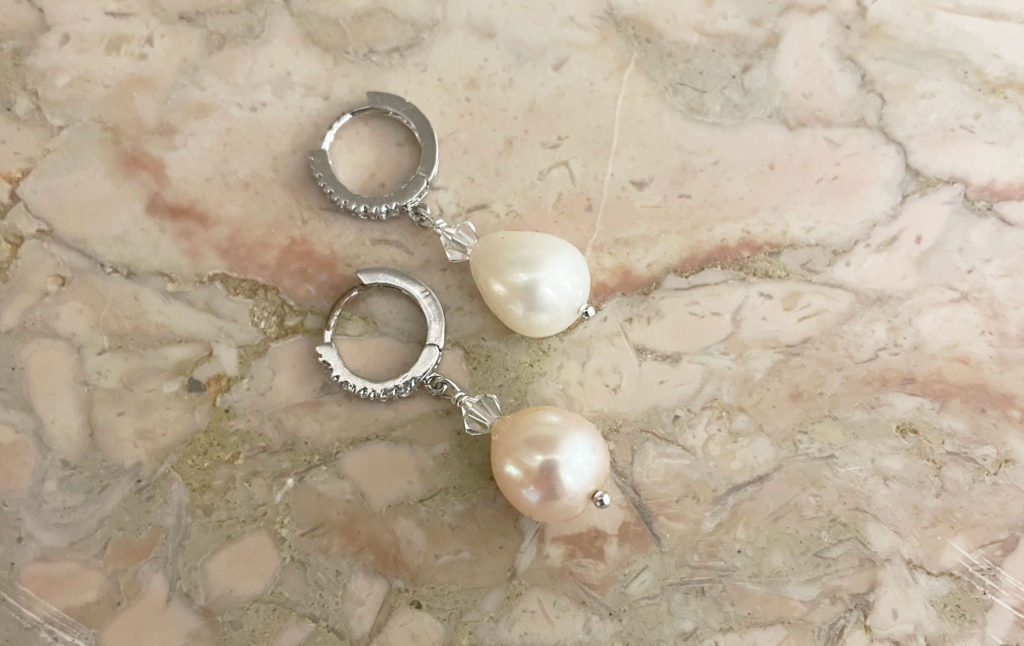 Stylish dangling pearl earrings feature freshwater pearls of two colors - white and pink. Asymmetry is popular!